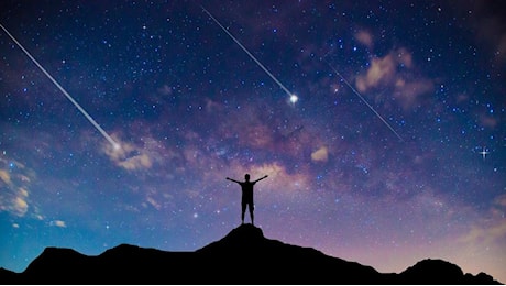 Cosa sono davvero le stelle cadenti e da dove arriva la tradizione dei desideri