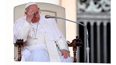 Papa Francesco rimproverato da uno studente: la smetta, fa male