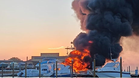 Murano, incendio in un cantiere: due imbarcazioni vanno a fuoco