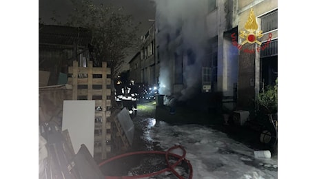 Incendio in via Pedroni a Milano: fiamme all’interno di un’officina, dieci persone evacuate