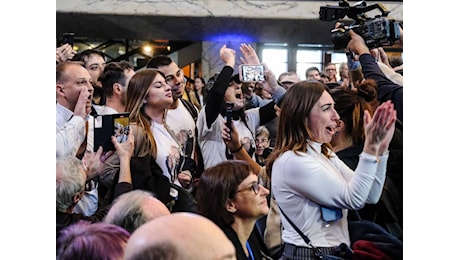 Conte contestato all'assemblea M5S: Dimissioni, siete come il Pd. Raggiunto il quorum online