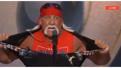 Hulk Hogan si strappa la maglietta alla convention repubblicana: «Trump è il mio eroe»
