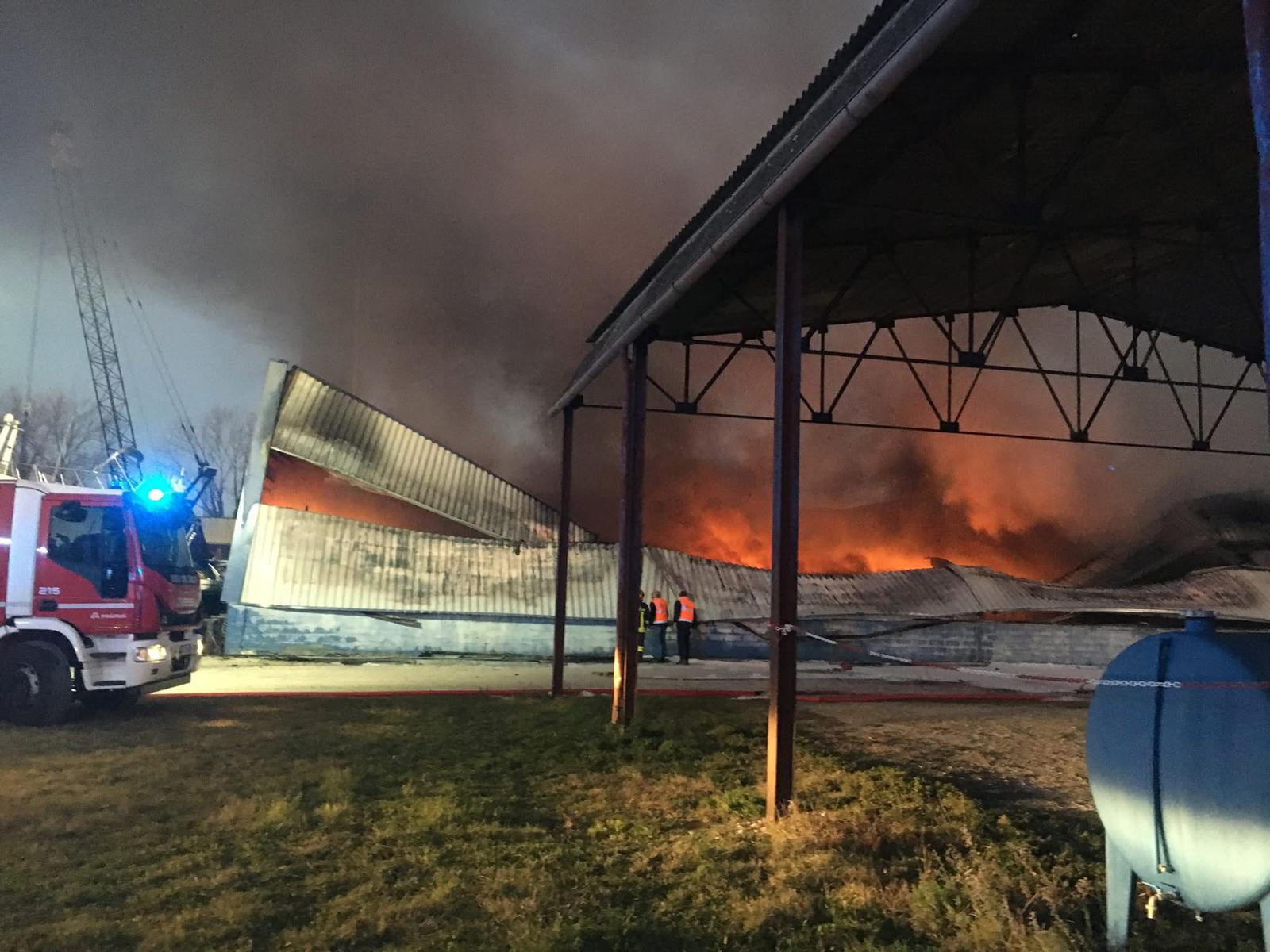 Incendio A Cervignano Crollato Il Tetto Di Un Capannone Rpdv