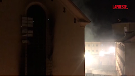 VIDEO Carceri, rivolta al Regina Coeli a Roma: detenuti lanciano tegole in strada