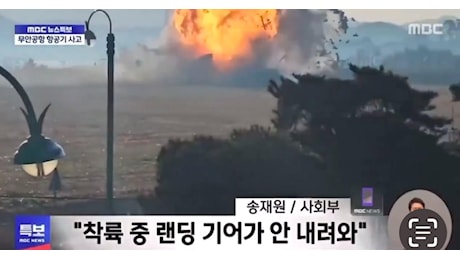 Incidente aereo in Corea del Sud, nel VIDEO prima il danno al motore destro, poi il carrello di atterraggio bloccato e lo schianto contro la barriera di atterraggio