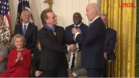 VIDEO Usa, Biden consegna la Medal of Freedom a Bono Vox, Denzel Washington e Hillary Clinton