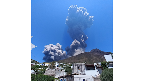 Vulcano Stromboli, oggi nuova esplosione: sull'isola una nube e cenere