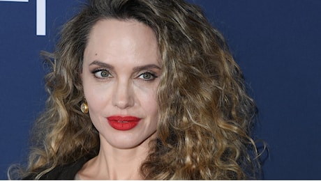 Angelina Jolie mostra per la prima volta con i suoi capelli ricci naturali