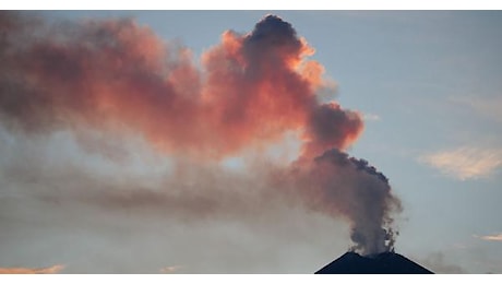Etna in eruzione, fontane di lava e cenere. Chiuso l'aeroporto di Catania
