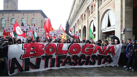 Bologna, tensione per il corteo di Casapound e Patrioti. Lepore: via da piazza XX Settembre