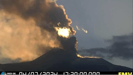 Eruzione dell'Etna, cenere su Catania: nube alta 4,5 chilometri