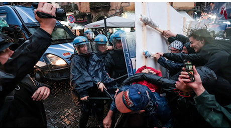 G7 Difesa a Napoli, scontri al corteo di protesta: pietre sulle forze dell'ordine, poi lacrimogeni e manganellate