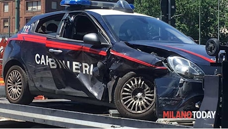 La folle fuga di un uomo: travolti carabinieri, macchine, un furgone (e un'auto distrutta dalla ruota)