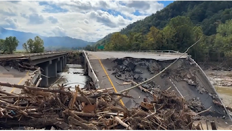 La strada accartocciata e finita nel fiume: il video dei ponti crollati negli USA per l’uragano Helene