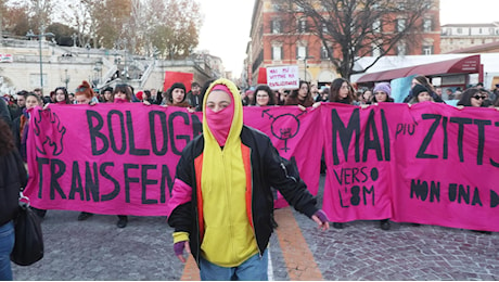 “La marea non si arresta”: le donne oggi in piazza per dire stop alla violenza