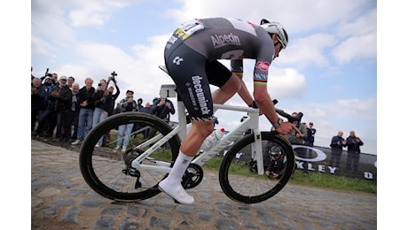 Van der Poel e la borraccia lanciata da un tifoso durante la Roubaix: le reazioni