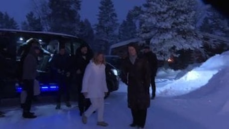 Meloni arriva in Lapponia e fa la foto con Babbo Natale di fronte alla baita