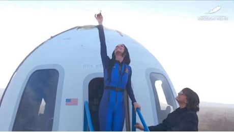 Katy Perry torna dallo spazio: il suo bacio alla terra sorprende tutti!