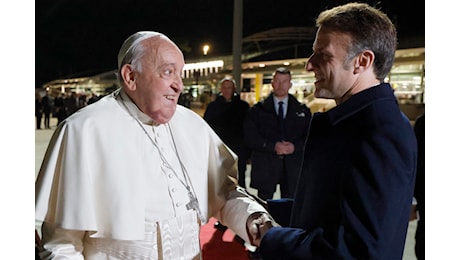 Papa Francesco in Corsica, caloroso abbraccio con Macron