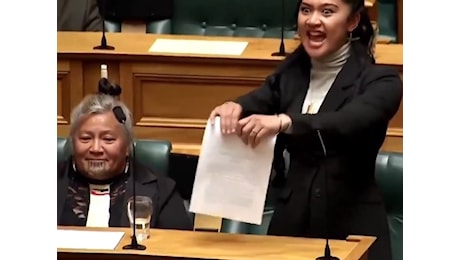 VIDEO | Protesta Māori in Parlamento: Haka contro la revisione del Trattato di Waitangi