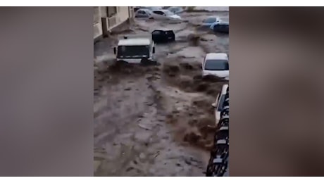 Nubifragio nel Catanese, strade come fiumi a Riposto: auto trascinate dalla furia dell’acqua