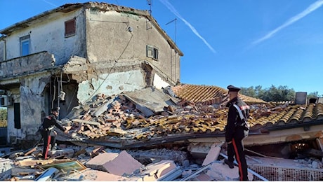 Fiumicino, crolla abitazione: 62enne estratta dalle macerie. Ipotesi fuga di gas