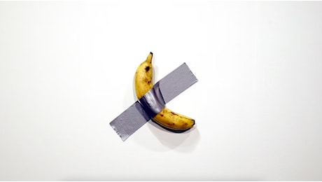 Cosa si trova in mano chi ha comprato per 6 milioni la banana di Cattelan