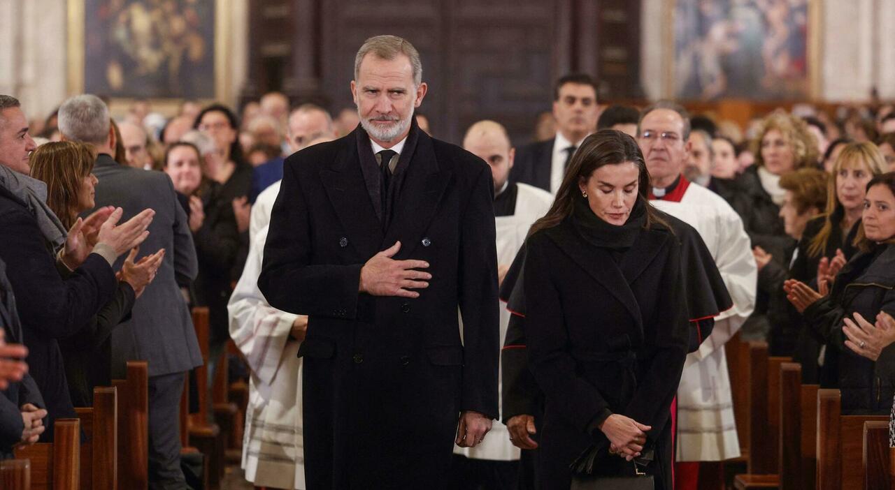 Letizia Di Spagna Oggi In Italia Dal Nero Al Bianco Per Larrivo A Roma In Rosa Al Quirinale