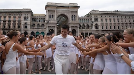 Roberto Bolle e il «Ballo in bianco» in piazza Duomo con duemila ballerini da tutta Italia