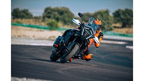 KTM 1390 Super Adventure S 2025: crossover sportiva che non teme lo sterrato - News