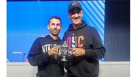 Tennis, Sinner vince gli US Open: mini trofeo per i coach Vagnozzi e Cahill. VIDEO