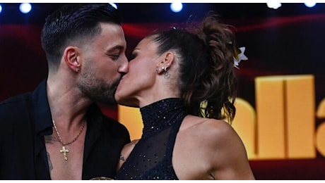 Bianca Guaccero: «Con Giovanni Pernice l'amore è nato piano, a mia figlia piace. Sposarci? Tre mesi sono pochi. Ora penso a Sanremo»