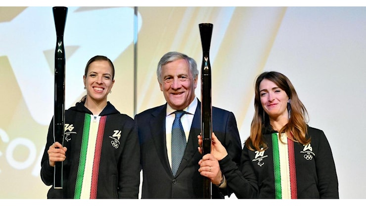 Milano-Cortina, Stefania Belmondo e Bebe Vio svelano le torce olimpiche Giochi invernali 2026 - RaiNews