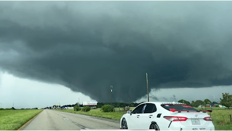 Uragano Milton vicinissimo alla Florida: devastanti tornado stanno già colpendo il paese [IMMAGINI]