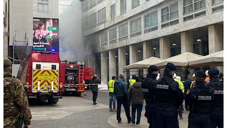 Scoppia un incendio in zona Duomo a Milano: il video della colonna di fumo che esce da una galleria