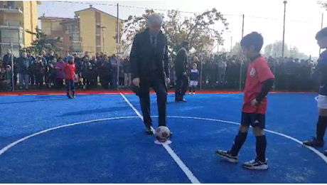 Mantenuta la promessa, Gasperini inaugura (anche col calcio di inizio) il campetto donato a Grugliasco