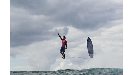 Parigi 2024, il surfista che vola: Medina e la foto top delle Olimpiadi
