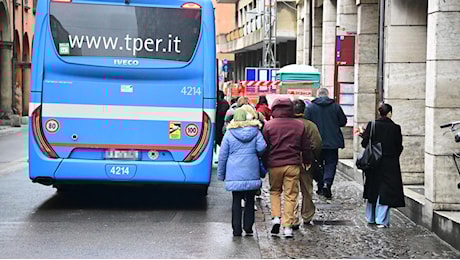 Armati di machete a bordo del bus: urla e minacce in piazza dei Martiri