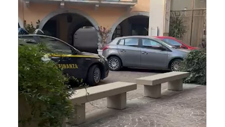 Riva del Garda, l’arresto della sindaca Santi: il video della Finanza in piazza Tre Novembre