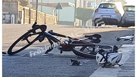 Ciclista travolto da un’auto e sbalzato sull’asfalto, soccorsi sul posto