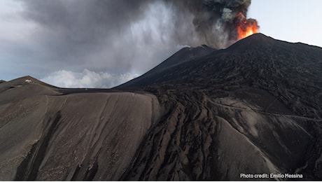 Etna in eruzione, pioggia di cenere vulcanica blocca l'aeroporto di Catania: chiuso lo spazio aereo