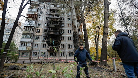 Droni russi su Kiev, a fuoco un edificio residenziale