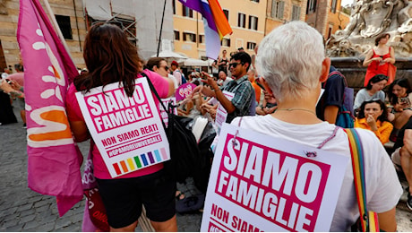 “GPA amore universale”, famiglie arcobaleno e attivisti Lgbtqia+ in presidio davanti alla Prefettura. “Genitorialità diritto da difendere”