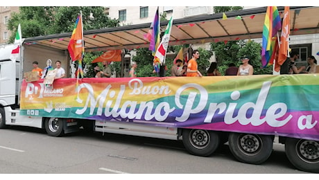 Liber* di essere, al via la parata del Milano Pride. Schlein, Italia indietro sui diritti lgbt