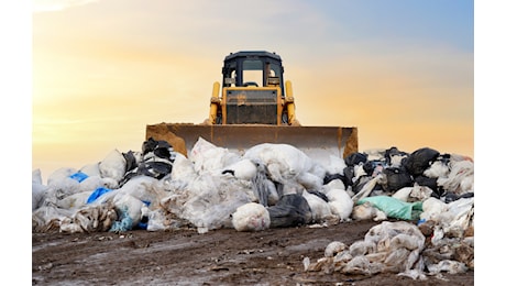 Caos rifiuti: esauriti gli spazi di stoccaggio nell’impianto Tmb, la Sicula Trasporti domani chiude i cancelli