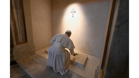 Leone XIV a Santa Maria Maggiore prega sulla tomba di Papa Francesco