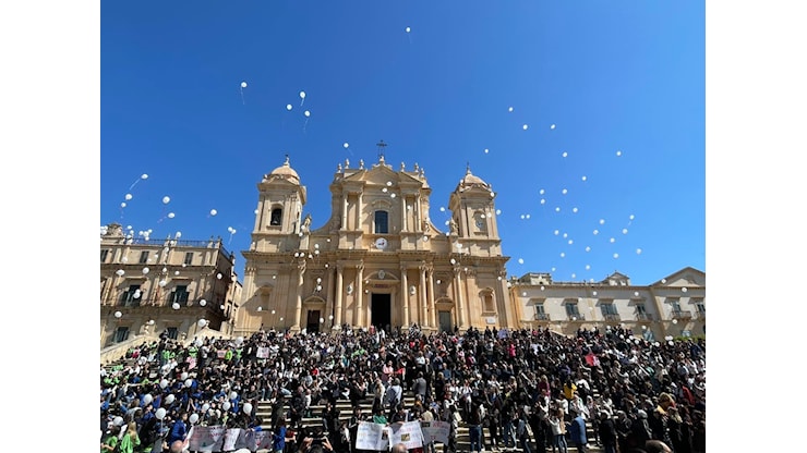 In migliaia a Noto nel nome di Sara: Tutta la città abbraccia la famiglia - LiveSicilia In migliaia a Noto nel nome di Sara: Tutta la città abbraccia la famiglia - LiveSicilia