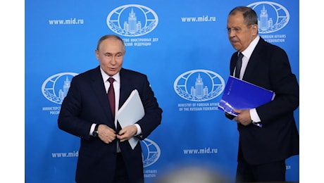 Ucraina, leader G7: Mosca paghi per distruzione. Putin propone il suo piano di pace