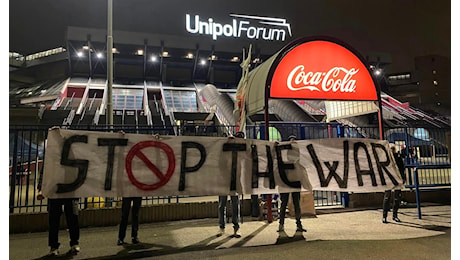 Respinto lo striscione “Stop the war”: la curva dell’Olimpia (in campo contro il Maccabi Tel Aviv) diserta il Forum per protesta