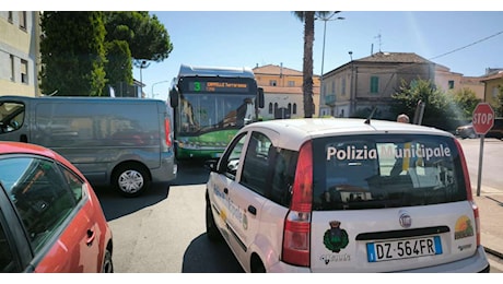 Bus frena di colpo, passeggero sbatte la testa contro l'estintore e muore